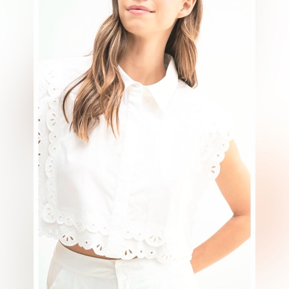 Lily Mae Boutique Cotton Eyelet Lace Sleeveless Cropped Blouse in White - M